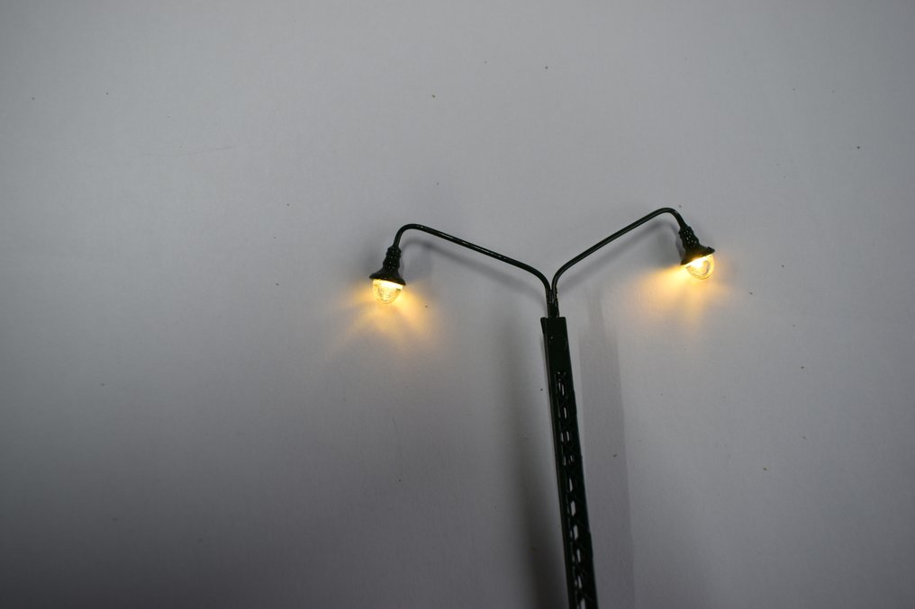 TIM light H0 - Modelltog-landskap (12) - Mål angitt på bilde: høyde 14 cm, armens bredde 6,5 cm. Utstyrt med ledninger og LED-lys. #3.2