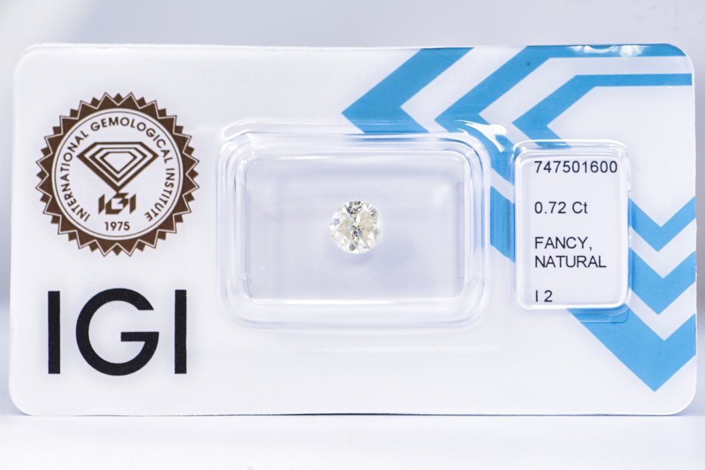 No reserve price - 1 pcs Diamond (Natural coloured) - 0.72 ct - Round - Fancy light Yellow - I2 - International Gemological Institute (IGI) - VG VG #1.0