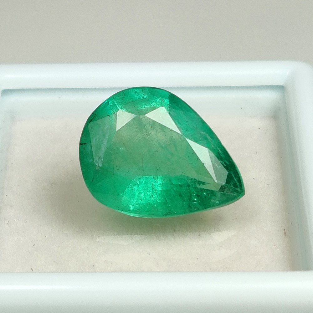 Green Emerald  - 4.10 ct - International Gemological Institute (IGI) - Top Quality Luster! #1.0