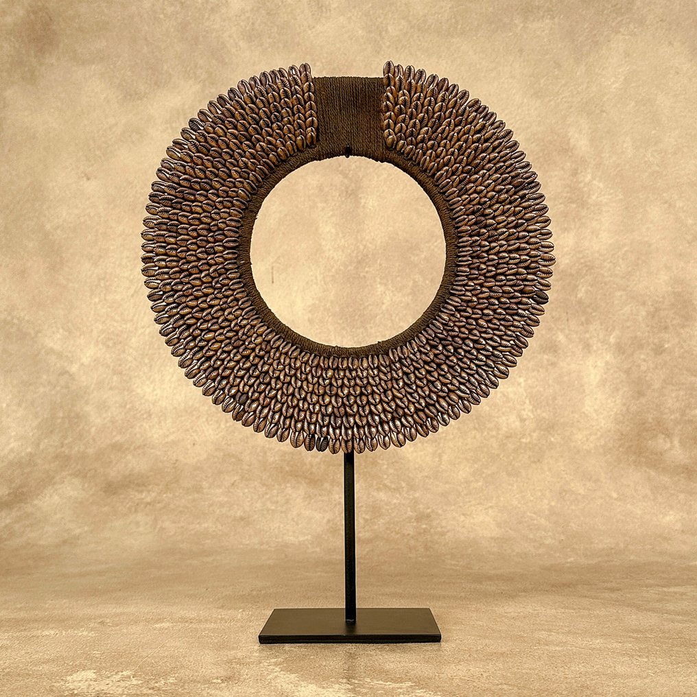 Dekorativt ornament - NO RESERVE PRICE - Pair of caramel coloured tolai necklaces on custom stands - Papua Ny Guinea #3.2