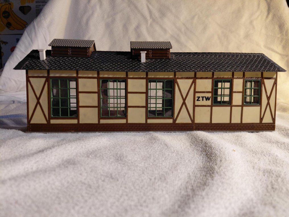 Faller, Heki, Kibri H0 - Budynki kolejowe (24) - Zestaw z wieloma modelami budynków kolejowych i akcesoriami; widoczne teksty: LANGENTHAL, ZTW, DB, - DB #4.3