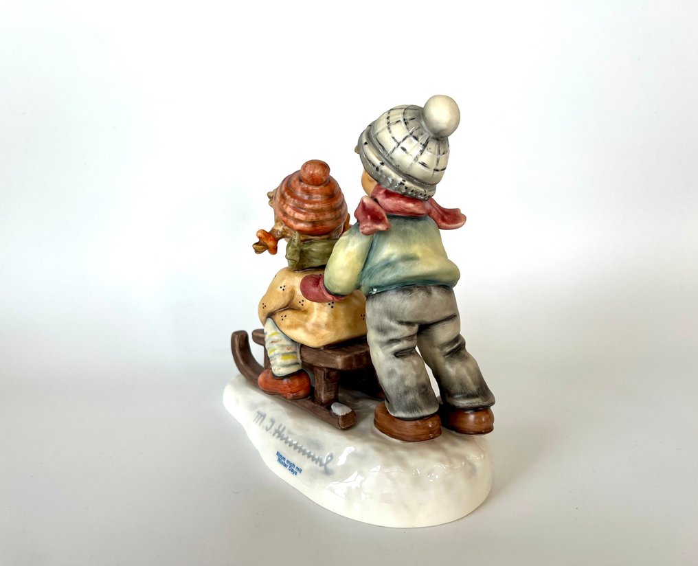 Goebel - Statuetta - M.I. Hummel HUM 2072 "Nimm mich mit" *Winter Days* - TMK8 - Porcellana #4.3