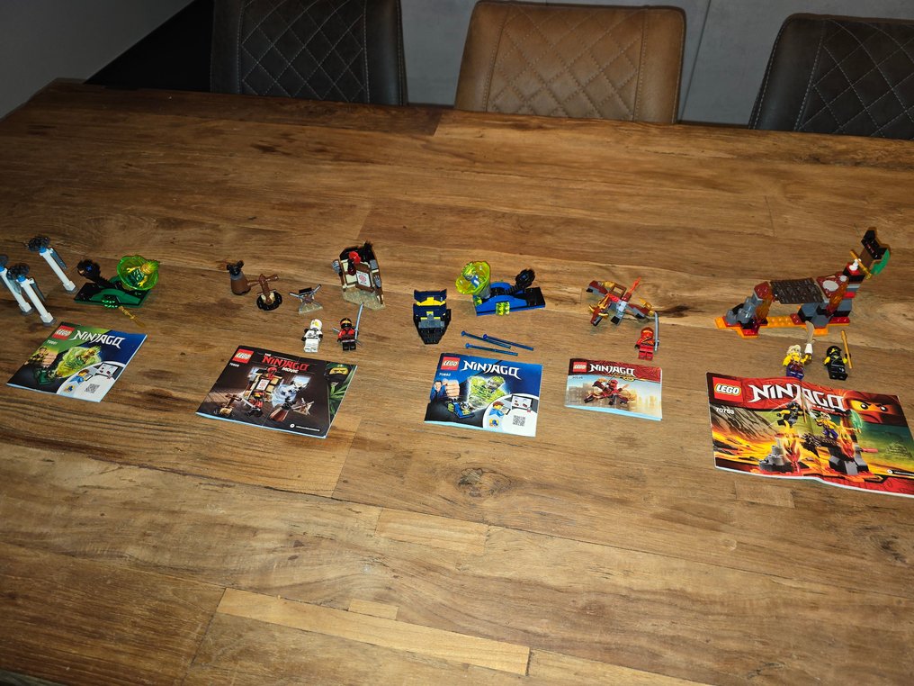 LEGO Set - Ninjago - Meerdere LEGO Ninjago sets (diverse instructies zichtbaar) #1.0