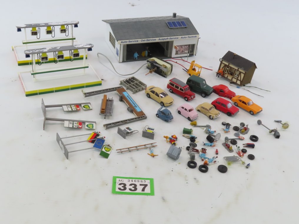 Noch, Preiser, Faller, Busch H0 - Φιγούρες τρένων μοντελισμού (30) - BP πρατήριο με διάφορα αξεσουάρ και οχήματα. #2.1