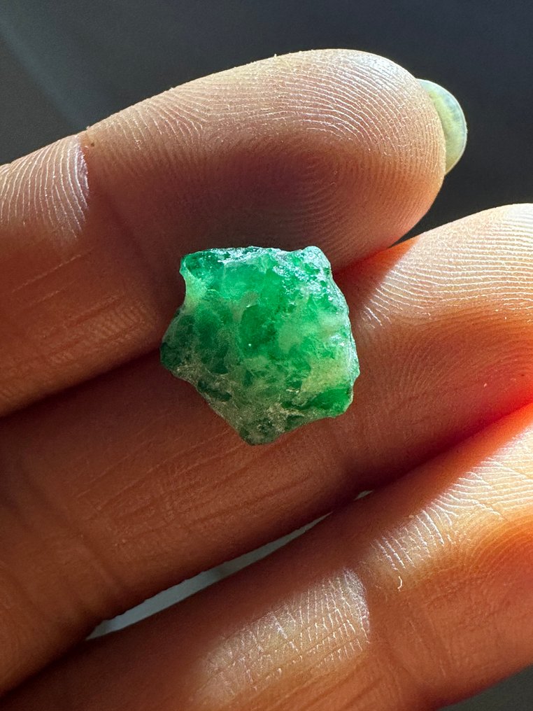 祖母绿 未切割的9.15克拉顶级绿色巨型祖母绿水晶。百分之百特别之作！ - 高度: 12 mm - 宽度: 11 mm- 1.83 g #3.2