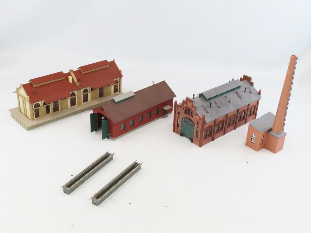 Faller, Viessmann, Piko H0 - 45715/61823/120136/120159 - Κατασκευή τρένων μοντελισμού (3) - 2x αμαξοστάσιοι/γκαράζ αμαξοστοιχιών, 2x επιθεωρησιακά κελιά και μια μεγάλη αποθήκη εμπορευμάτων. #3.2