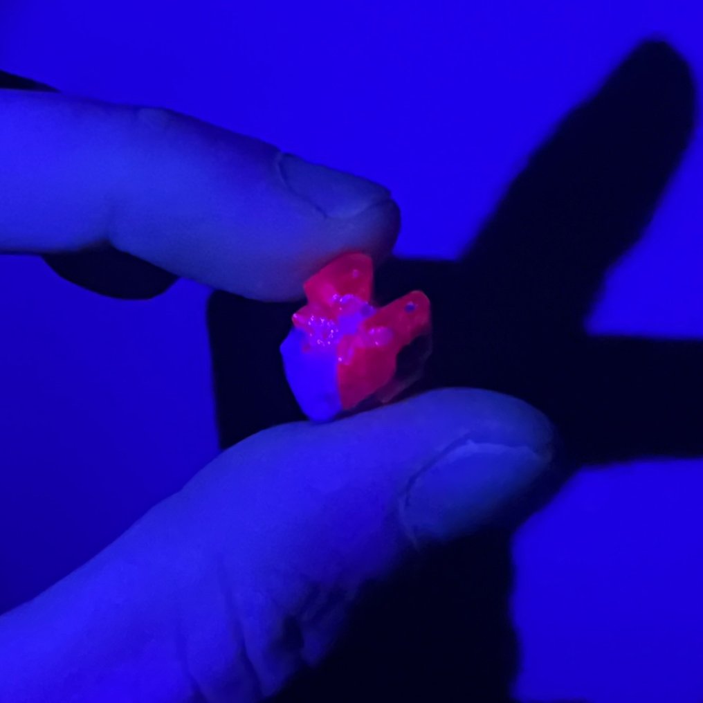 15,35 ct naturlig Rubin på matrix – intens farge og sterk fluorescens – 3,067 g Krystaller i indlejring- 3.07 g #3.2