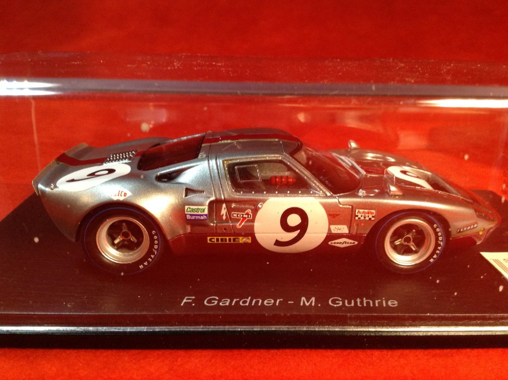 Spark 1:43 - Modell racerbil - ref. #S3524 Ford GT40 Sport chassis #1009a Alan Mann Racing Le Mans 1969 #9 Gardner/Guthrie - utmerket kvalitet - begrenset utgave - svært vanskelig å finne i dag #2.1