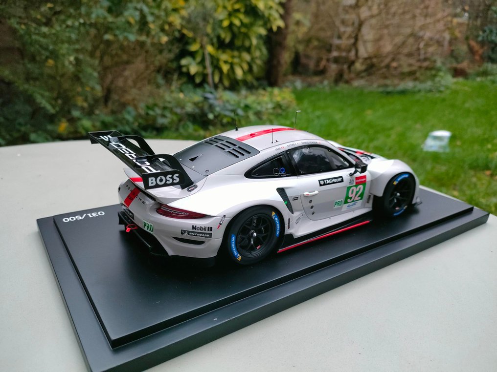 Spark 1:18 - Modelbil - Porsche 911 RSR uit 2022,met vitrine - Begrænset udgave! #4.3