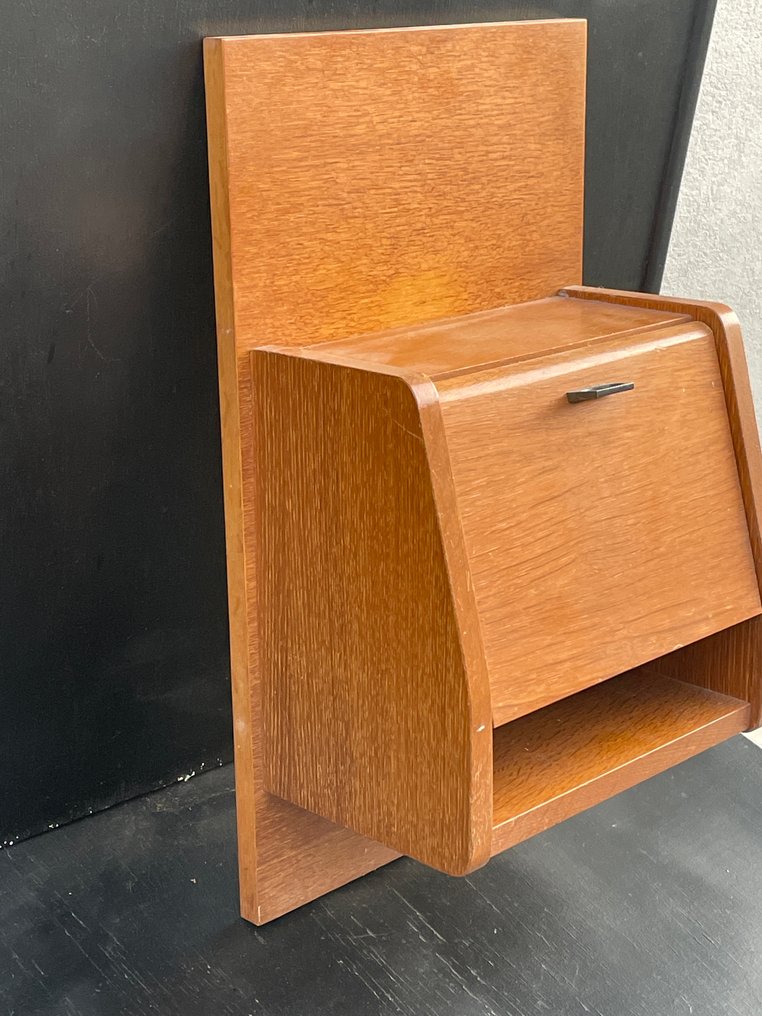 Yöpöytä (2) - Puu - Seinälle kiinnitettävät yöpöydät. #4.3