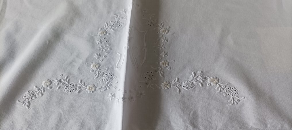 Sem reserva - Conjunto de sonho do baú dos avós de lençol e fronhas com flores bordadas à mão - Lençol (3)  - 240 cm - 180 cm #3.2
