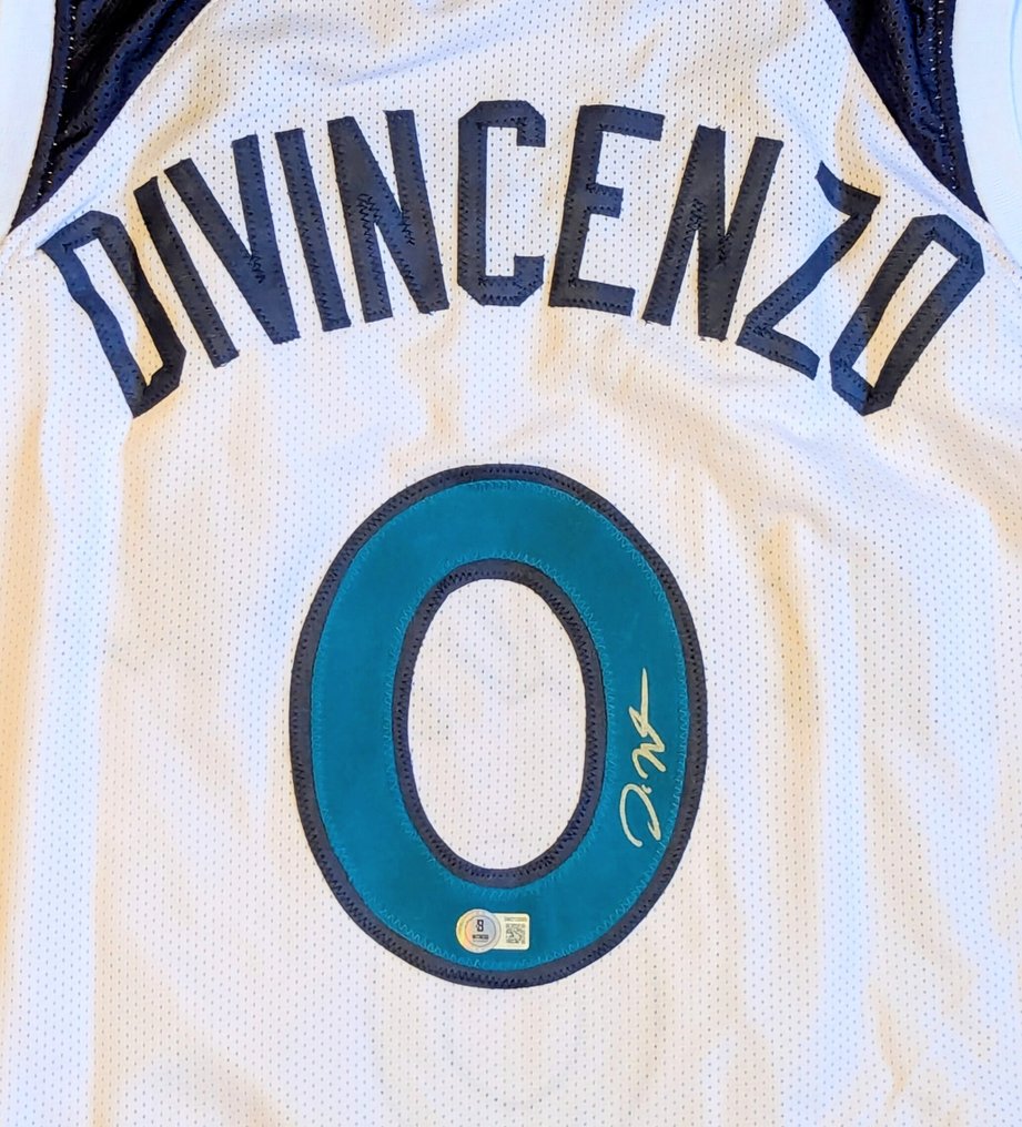 NBA - Donte DiVincenzo - Υπογεγραμμένο προσαρμοσμένο μπασκετικό φανέλα - Υπογεγραμμένο πιστοποιημένο από Beckett  #2.1