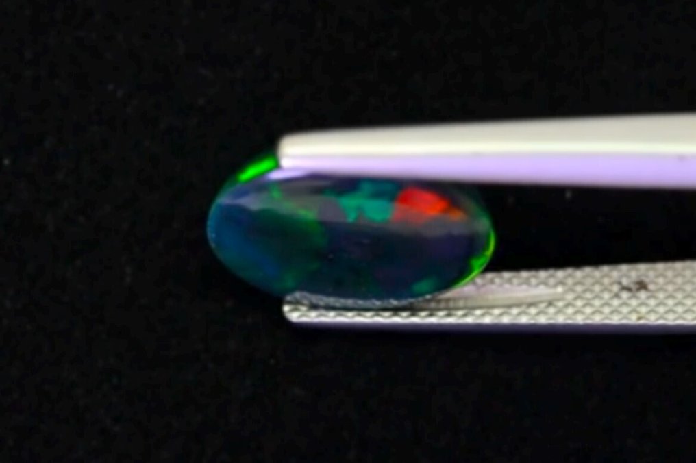 2.74 克拉最纯净的 1.30 厘米！来自埃塞俄比亚的 Welo Opal（熏制），展现迷人的彩虹色彩游戏。 弧面形- 0.55 g #3.2