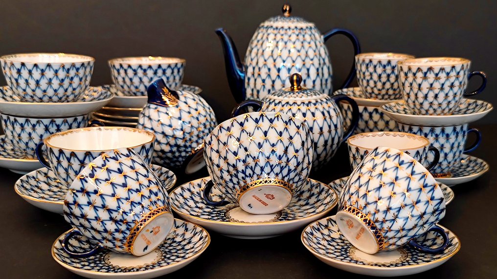 Lomonosov Imperial Porcelain Factory - Pattern: Cobalt Net Pattern Designer: A. Yatskevich Shape: Tulip Shape Designer: S. Yakovleva - 咖啡/茶杯具組 (33) - 硬质瓷器 #1.0