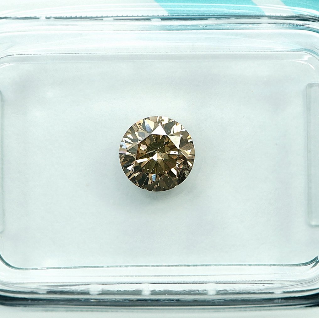 Ei pohjahintaa - 1 pcs Timantti  (Luonnonvärinen)  - 0.64 ct - Pyöreä - Fancy Rusehtava Keltainen - I2 - Kansainvälinen gemologinen instituutti (IGI) #2.1