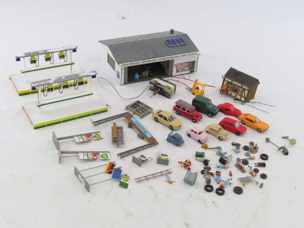 Noch, Preiser, Faller, Busch H0 - Φιγούρες τρένων μοντελισμού (30) - BP πρατήριο με διάφορα αξεσουάρ και οχήματα. #1.0