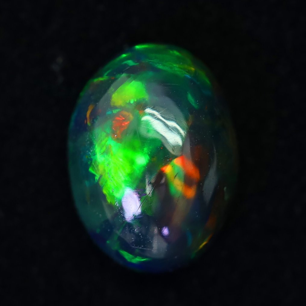 1.94克拉最纯净的1.09厘米!来自埃塞俄比亚的Welo Opal(烟熏)展现迷人的彩虹色彩变化。 弧面形- 0.39 g #1.0
