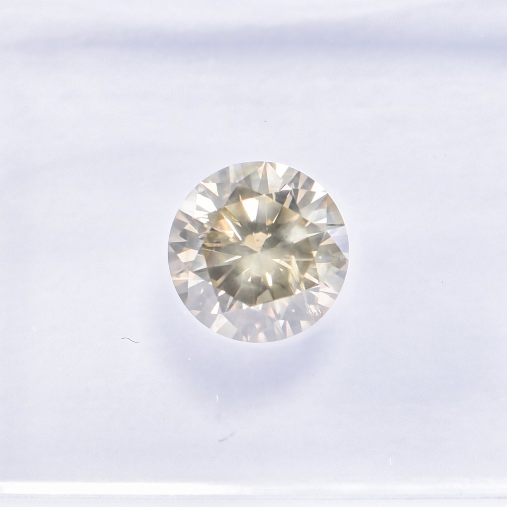 Fără preț de rezervă - 1 pcs Diamant  (Colorat natural)  - 0.66 ct - Rotund - Fancy Cenușiu, Verde Galben - I1 - IGI (Institutul gemologic internațional) - EX VG VG #4.3