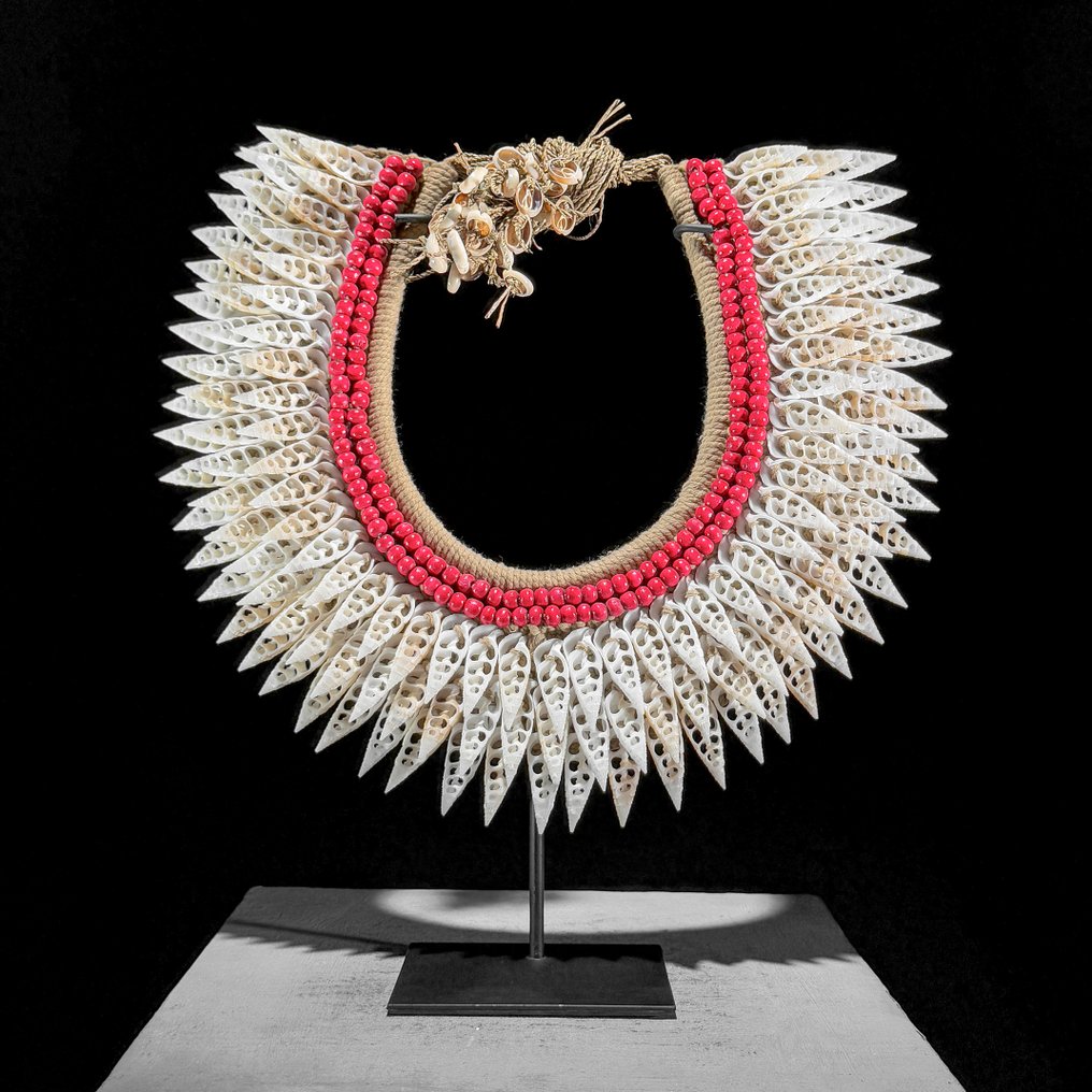 装饰饰品 - NO RESERVE PRICE - SN7 - Decorative shell necklace on a custom stand - 巴布亚新几内亚 #1.0