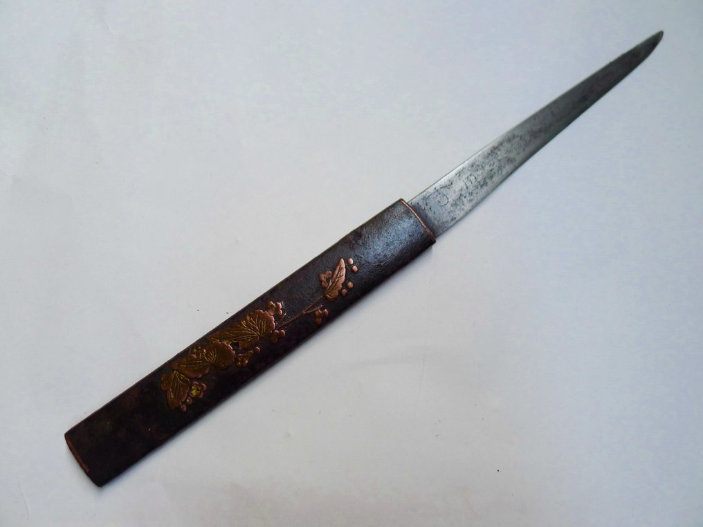 Segno bello, kogatana con motivo di uva e piante di frutta, Kozuka con scatola. - Ghisa - Giappone #1.0