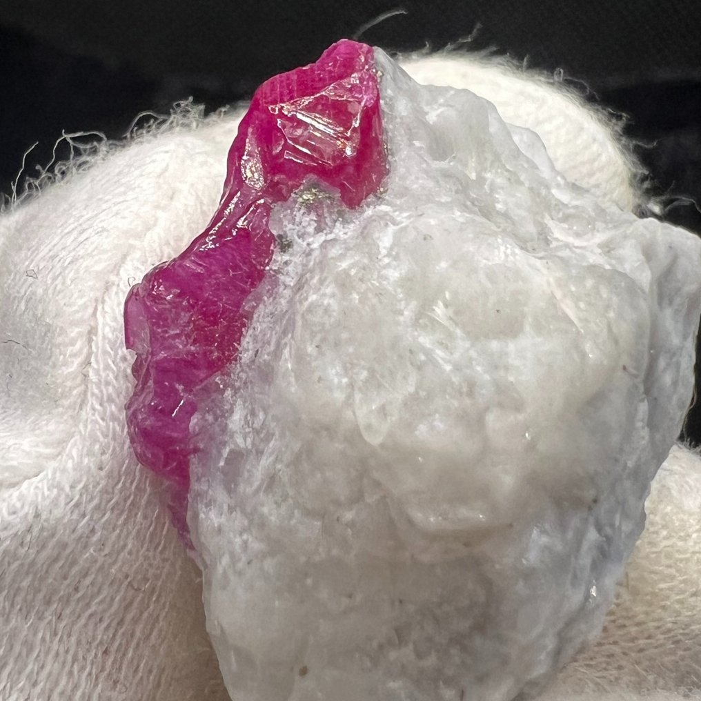 23g ruby vein in white rock – raw crystal with intense UV fluorescence, 3.2 x 2.8 x 2.0 cm Crystals on matrix- 23 g #2.1