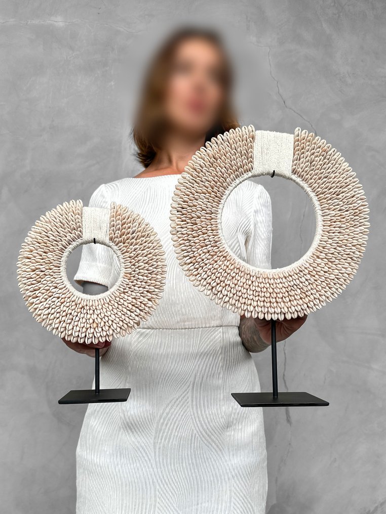 Koriste-esine - NO RESERVE PRICE - Pair of white colored tolai necklaces on custom stands - Papua-Uusi-Guinea #1.0