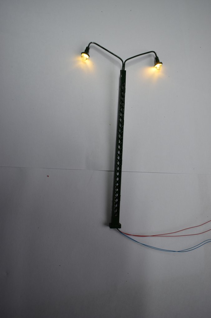 TIM light H0 - Modelltog-landskap (12) - Mål angitt på bilde: høyde 14 cm, armens bredde 6,5 cm. Utstyrt med ledninger og LED-lys. #1.0