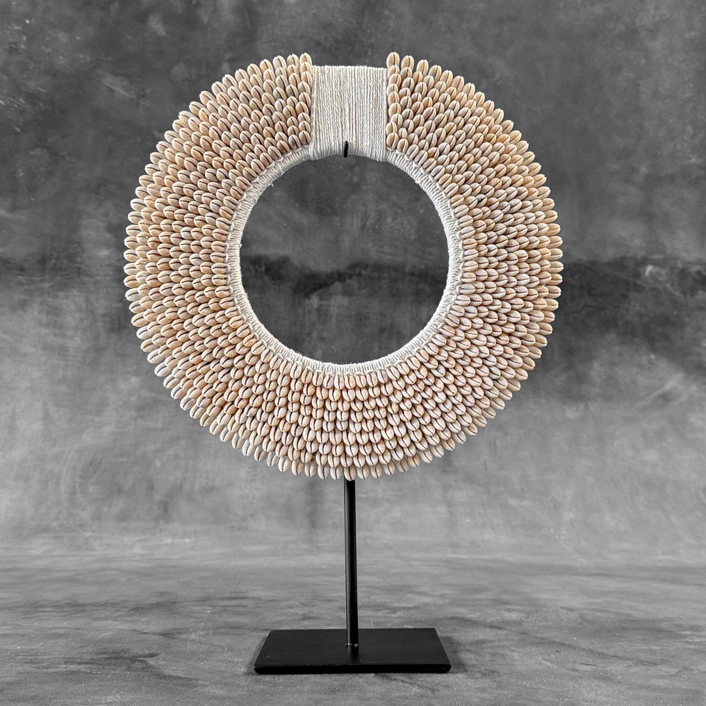 装饰饰品 (2) - NO RESERVE PRICE - Stunning Pair of  White Coloured Tolai necklaces on custom stands - 巴布亚新几内亚 #3.2