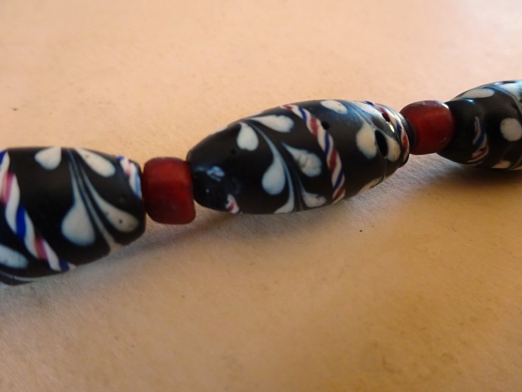 Necklace of 13 beads of the 'Louis & Clark' type, from Murano, period 1900 - 1920, Ghana. #4.3