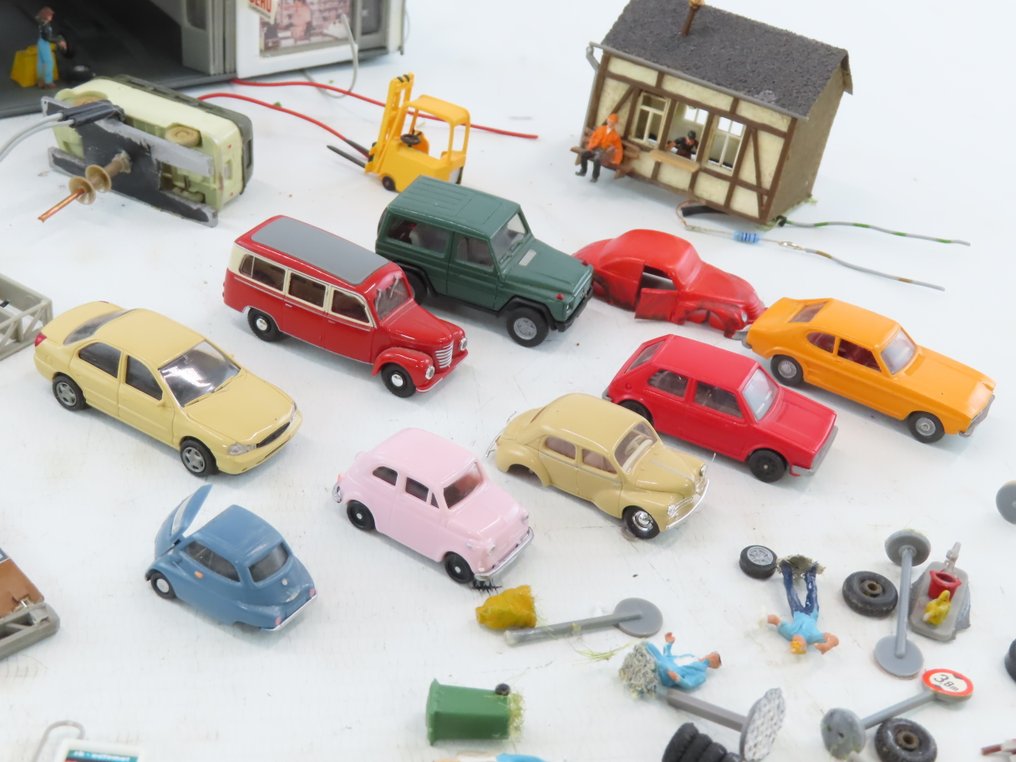 Noch, Preiser, Faller, Busch H0 - Φιγούρες τρένων μοντελισμού (30) - BP πρατήριο με διάφορα αξεσουάρ και οχήματα. #3.2