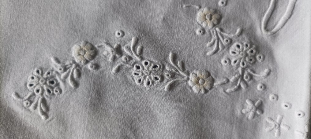 Sem reserva - Conjunto de sonho do baú dos avós de lençol e fronhas com flores bordadas à mão - Lençol (3)  - 240 cm - 180 cm #4.3