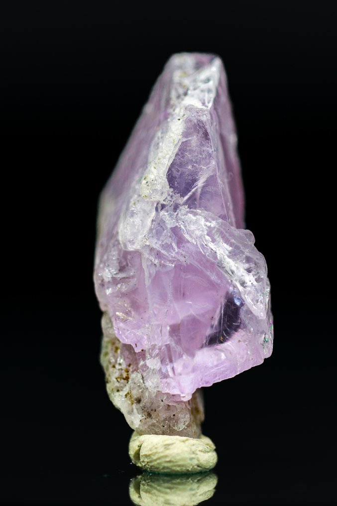 Museum Grade Kunzite Specimen • 27.20 ct • Monumental Crystal Geometry & Lustre - Height: 33 mm - Width: 12 mm- 5.44 g - (1) #4.3