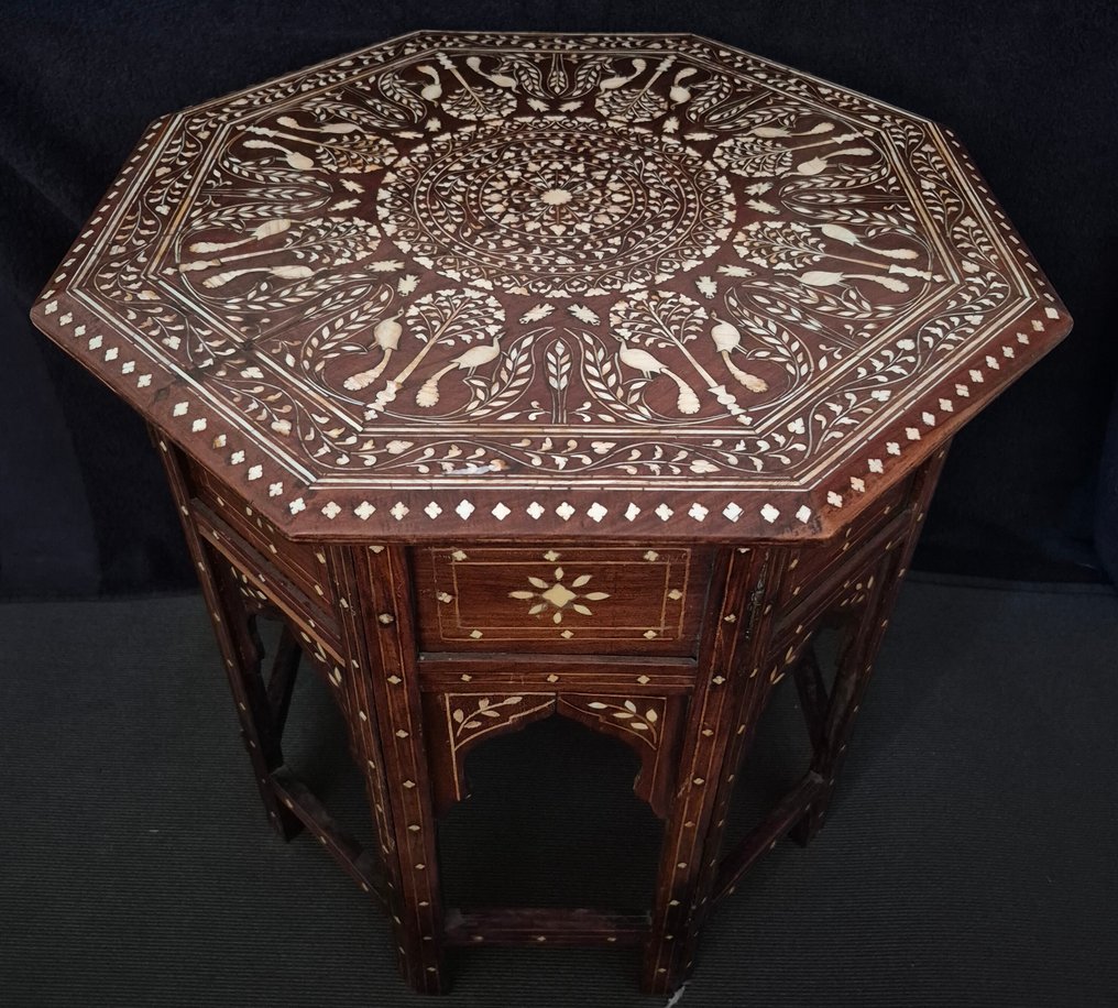 Tavolo pieghevole ottagonale in osso intarsiato - Osso, Legno - India - Inizio XX secolo #1.0
