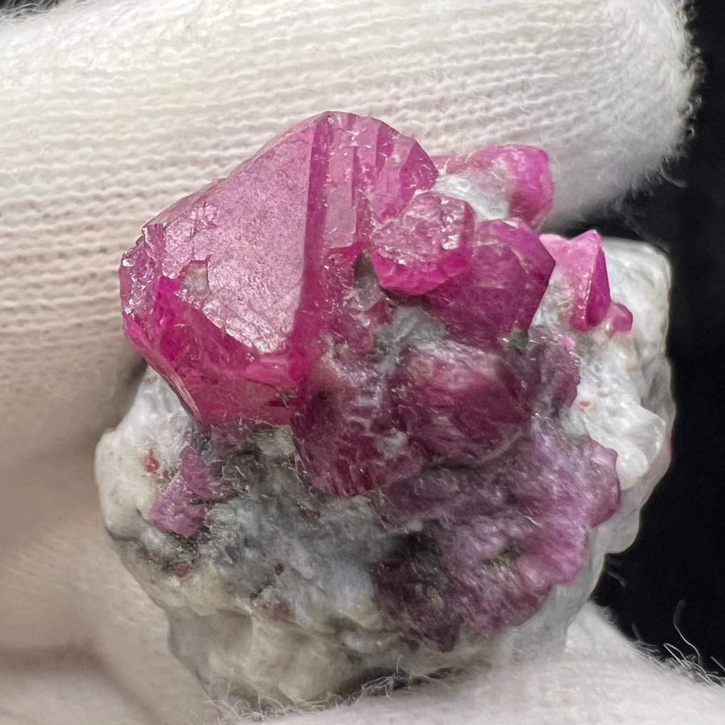 68.255 καρατίων ρουμπίνι – Η καρδιά της γης | Κρυστάλλινο στέμμα σε φωτεινό μητρικό πέτρωμα 2,7 x Κρύσταλλοι στη μήτρα- 13.65 g #4.3