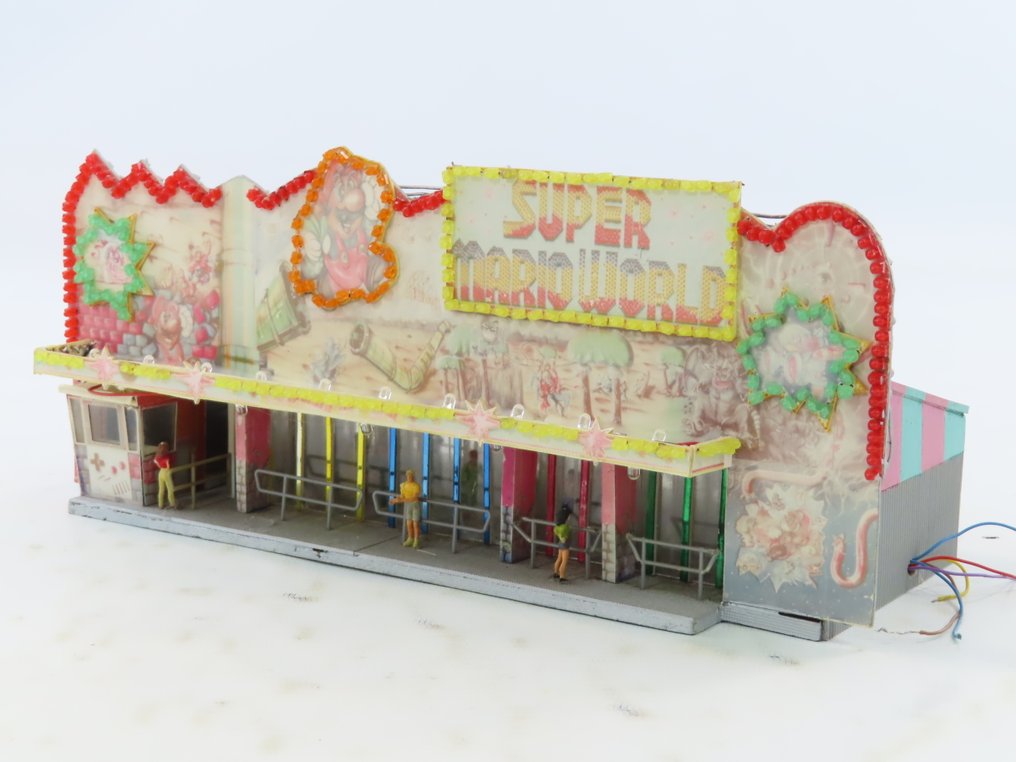 Faller H0 - Modeltog bygninger (1) - Kermisalattraktion 'Super Mario World' udstyret med omfattende belysning. #1.0