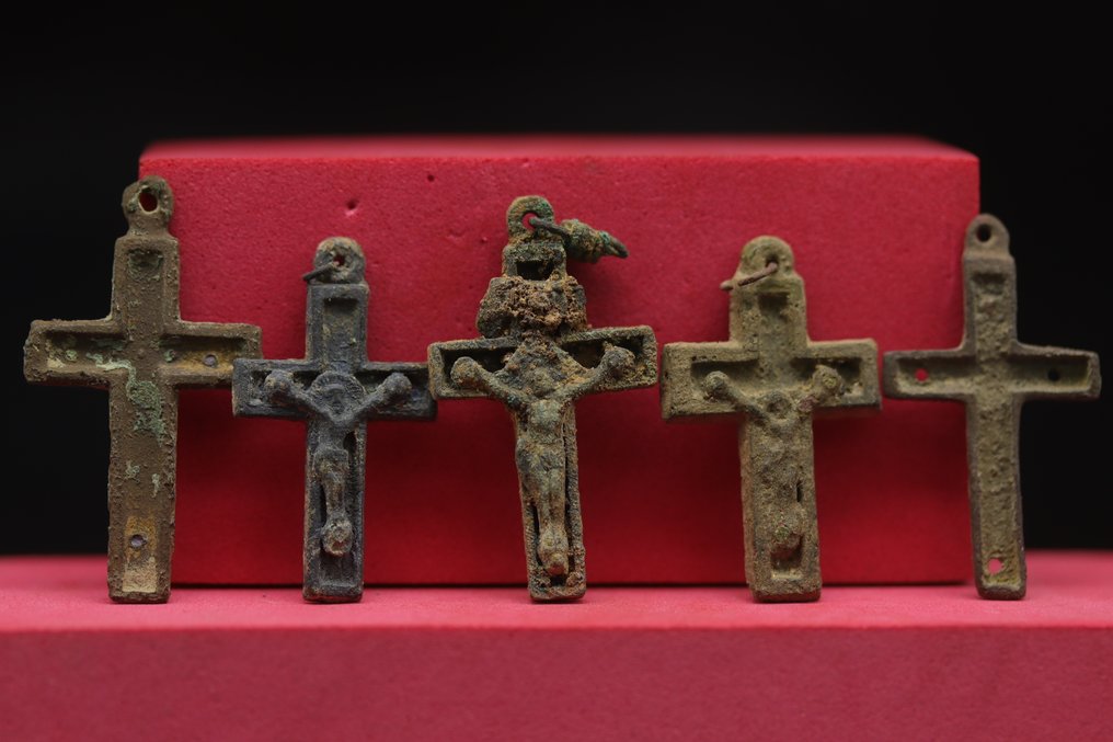 Medieval (Gothic) - 5 x Bronze Decorated Cross - Relic - 3.9 cm  (No reserve price) #1.0