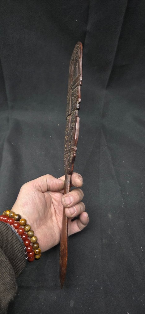 Γαλλική συλλογή προέλευσης περίπου 1970 - Λεπτοδουλεμένη ξύλινη σπάτουλα από τις Νήσους Τρομπριάντ από την περιοχή Massim (40 εκ.) #3.2