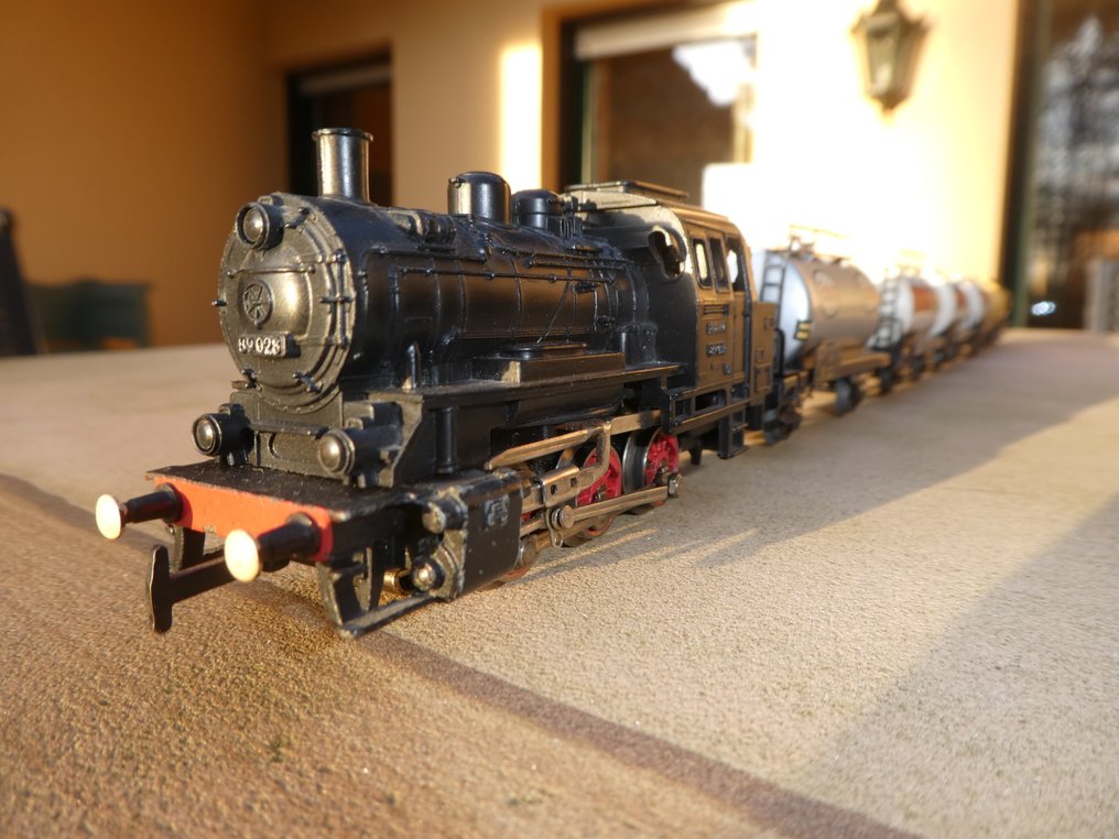 Märklin H0 - 3000/4501/4502 - Set de trenes (6) - Tren de vagones cisterna pequeños, locomotora tender BR 89 con 5 vagones cisterna - DB #1.0