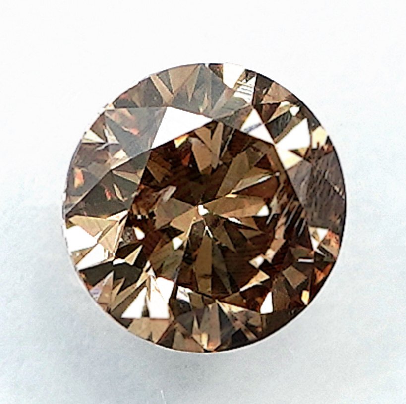 Ingen mindstepris - 1 pcs Diamant  (Naturfarvet)  - 0.52 ct - Rund - Fancy Brunlig Gul - I2 - International Gemological Institute (IGI) - Cognac Color #1.0