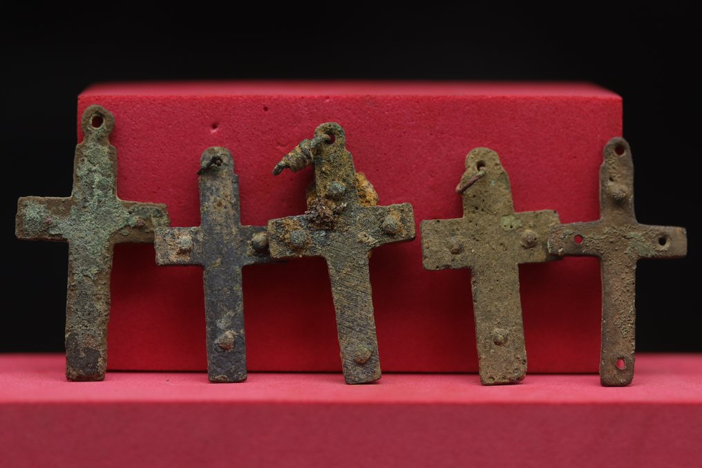 Medieval (Gothic) - 5 x Bronze Decorated Cross - Relic - 3.9 cm  (No reserve price) #4.3