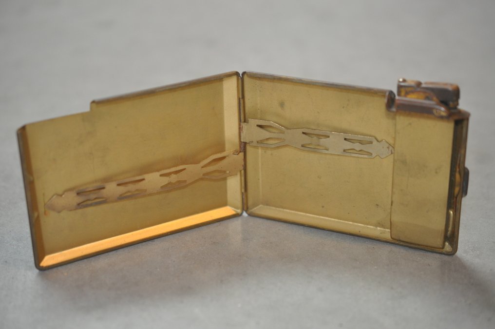 Κουτί πούρων - Ορείχαλκος - Σακουλάκι τσιγάρων με ένα σήμα της 1ης Βελγικής Πεζικού Μπριγκάδας, επίσης γνωστό ως 'Brigade'. #4.3