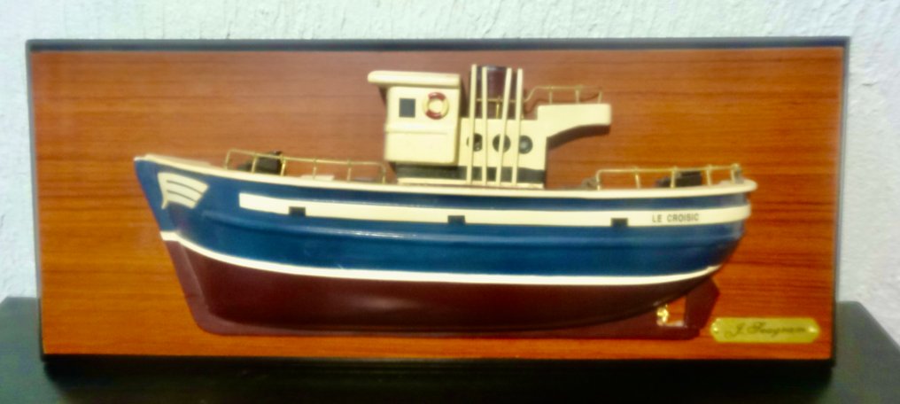 Half hull ship model - le Croisic - Class J #1.0