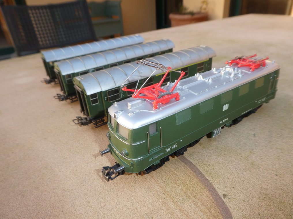 Märklin, Primex H0 - 3033/4079/4080 - Treinset (4) - Lokaalpersonenvervoer, elektrolocomotief BR 141 met 3 omgebouwde wagons. - DB #1.0