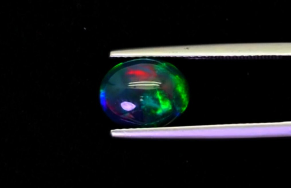 1.94克拉最纯净的1.09厘米!来自埃塞俄比亚的Welo Opal(烟熏)展现迷人的彩虹色彩变化。 弧面形- 0.39 g #2.1