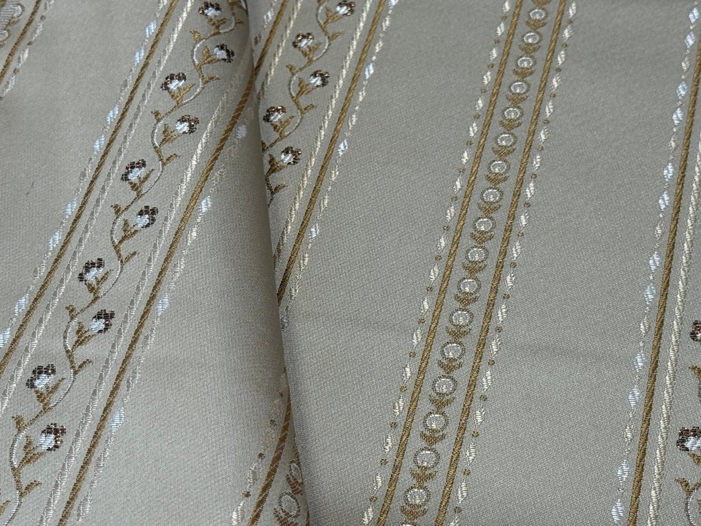 Fioriture d’Oro pe dungi de mătase – Lampasso elegant pe cadru. - Țesătură tapițerie - 4 m - 1.4 m #4.3