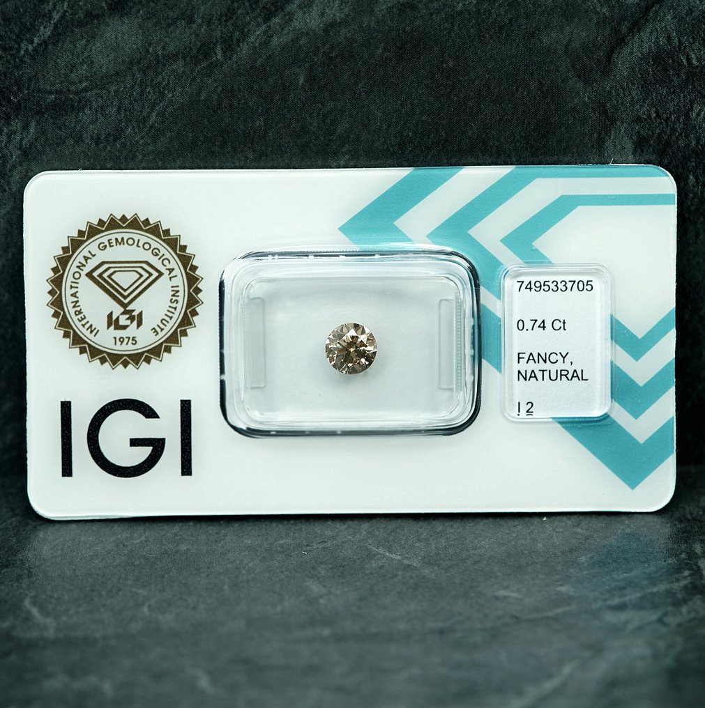 Sem preço de reserva - 1 pcs Diamante (Colorido natural) - 0.74 ct - Redondo - Fancy Acastanhado Amarelo - I2 - International Gemological Institute (IGI) - Cor Champagne #2.1