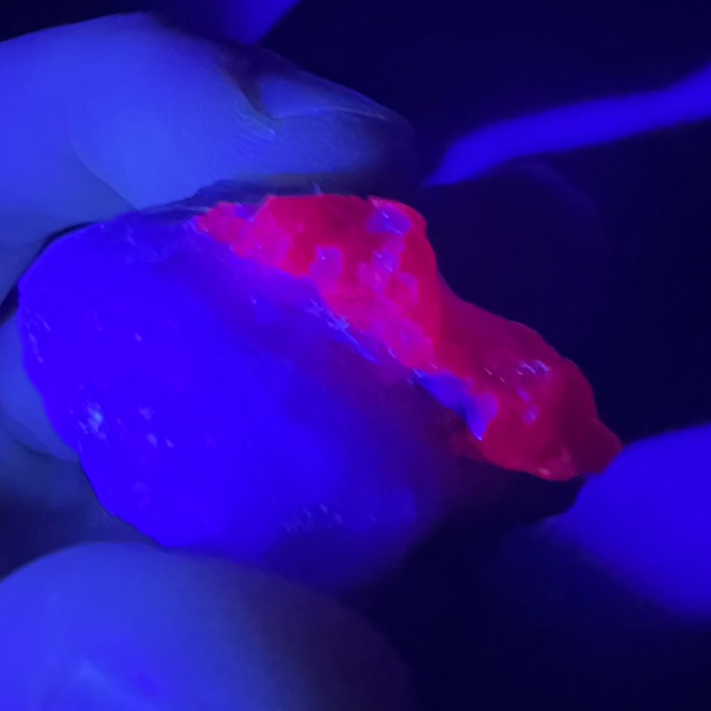 23g ruby vein in white rock – raw crystal with intense UV fluorescence, 3.2 x 2.8 x 2.0 cm Crystals on matrix- 23 g #1.0