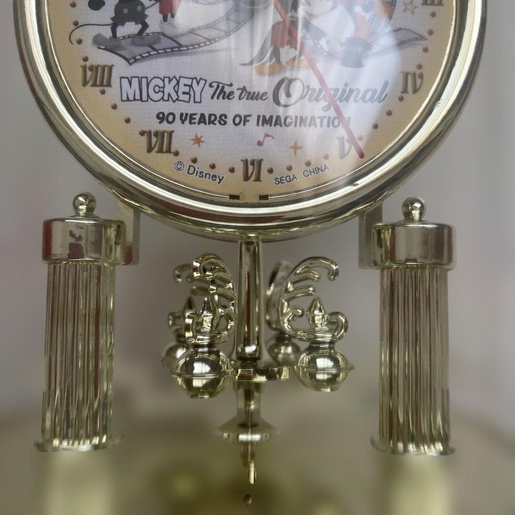 Horloge - Disney Mickey Mouse 90th Anniversary Table Clock – “The True Original” Dome Clock by SEGA - Composants en plastique et en métal sous un dôme transparent - 2010-2020 #2.1