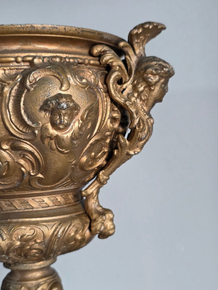 Duża ozdobna waza salonowa, neorokoko, brązowiony spelter, koniec XIX w. - Tazza - Zinklegering, gebronsd #1.0