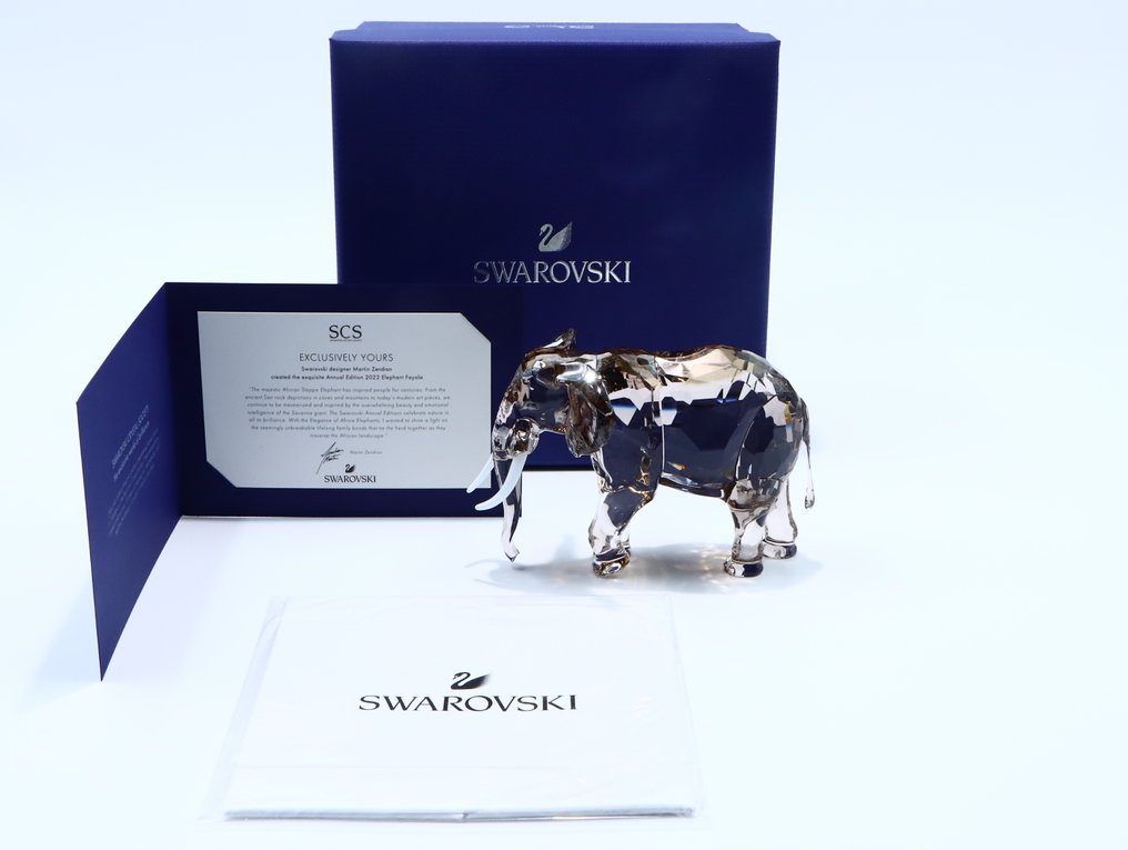 Figure - Swarovski Crystal - SCS - Jaarlijkse Editie 2022 - Olifant Grootmoeder Fayola (Boxed + certificate) - Crystal #1.0
